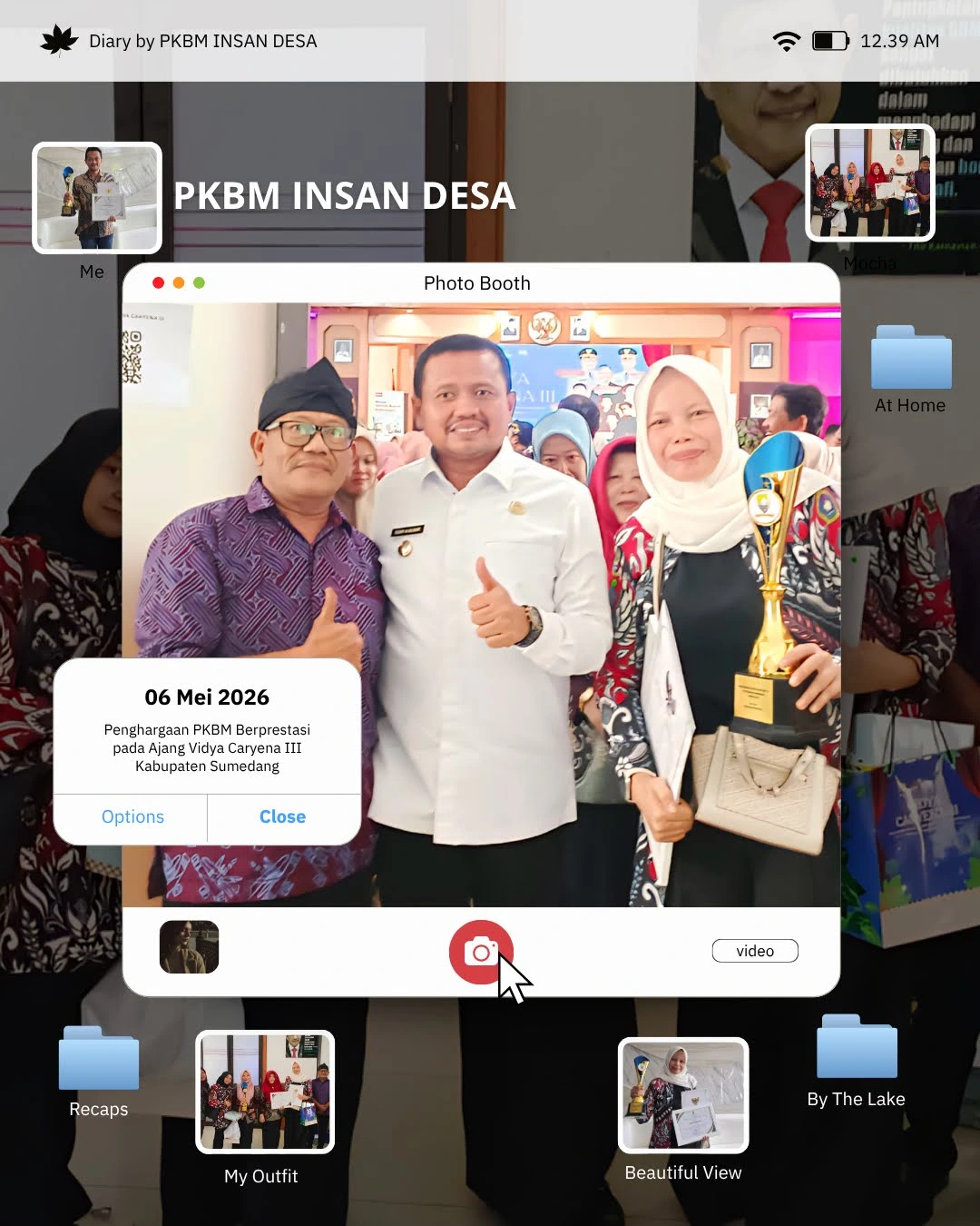 Bupati Sumedang Dr. H. Dony Ahmad Munir dan Kadisdik Dr. Eka Ganjar Kurniawan menyerahkan piala Anugrah Vidya Caryena III 2026 kepada PKBM Insan Desa.